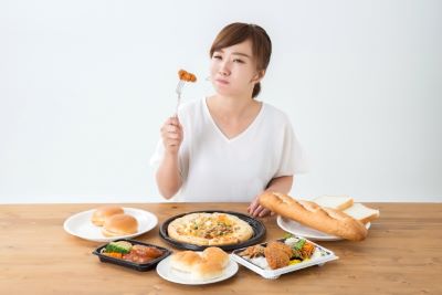 ジャンクフードを食べる女性