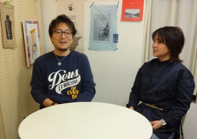 インタビューを受けるキャレヘアーのオーナー西山由里子さんと店長の中園武士さん