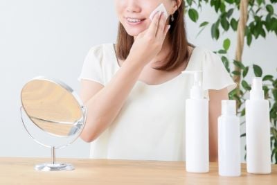 コットンで化粧水を使う女性