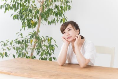 夏の肌トラブルに悩む女性