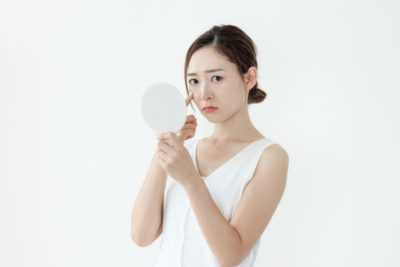 角栓がもたらす肌トラブルに悩む女性