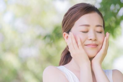正しく化粧水を使って美肌になった女性