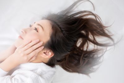 化粧水の役割である保湿と整肌でエイジングケアする女性