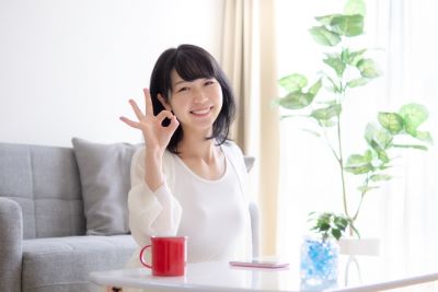 化粧水で肌が潤う女性