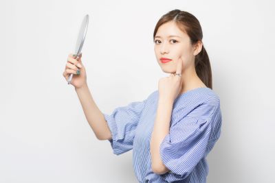くすみを気にする女性