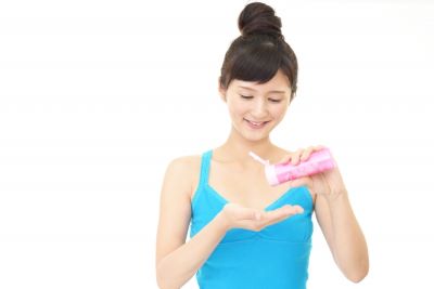デコルテの保湿をしっかりする女性