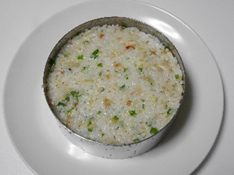 型に入れて軽く押した状態の寿し飯