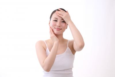 冬に化粧水を使う女性
