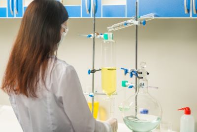 ナールスゲン化粧水を研究する女性