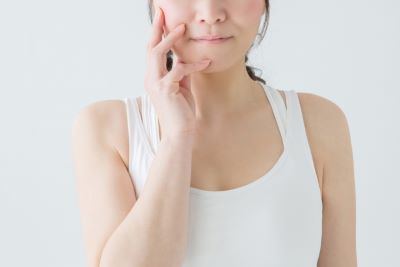 ほうれい線に悩む40代の女性