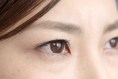 マスク時にアイメイクをしている女性
