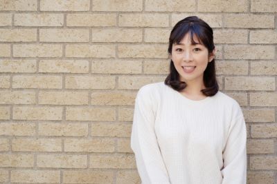 アミノ酸化粧水でハリ肌を保つ女性