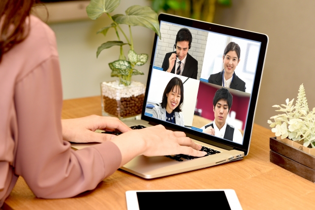 テレワークをしている女性