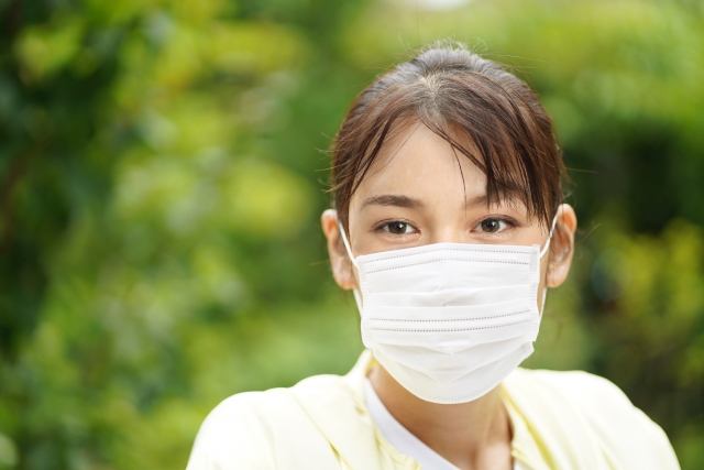 マスクの時もメイクはしっかりしている女性