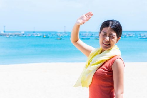 太陽光のHEVをまともに浴びる女性