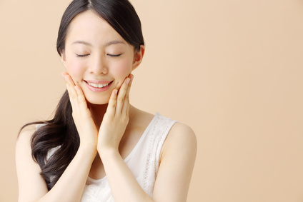 皮脂のお手入れをする女性