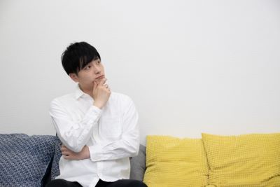 化粧水の使い方を考える男性