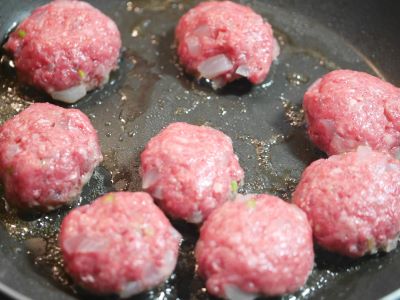ミートボールを焼く様子