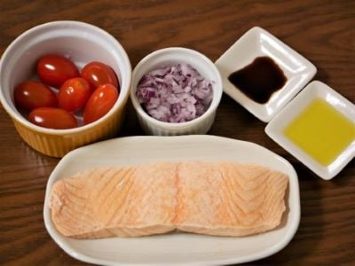ボイルドサーモン　フレッシュトマトソースの食材