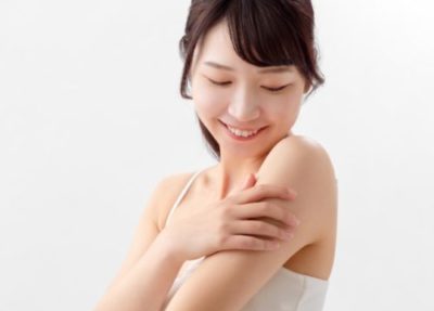 貼る日焼け止めを使う女性