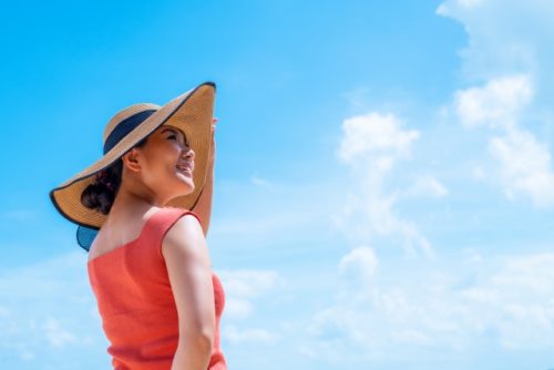 紫外線対策をする女性