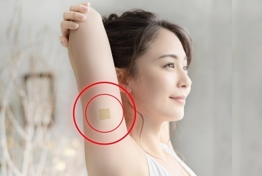 貼る日焼け止めを貼っている女性