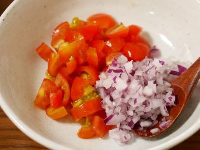 刻んだプチトマトと玉ねぎ