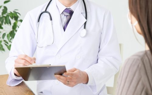 手荒れの治療をする皮膚科医