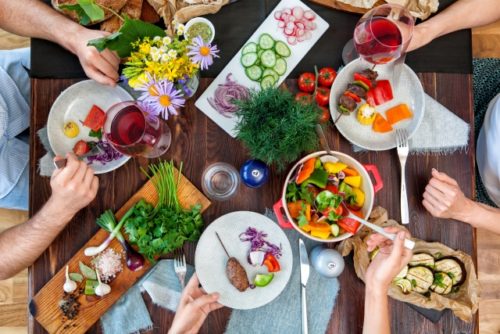 食事をする人々