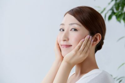 アートメイクをしている女性