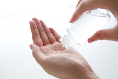 セラミド化粧水を使う女性の手
