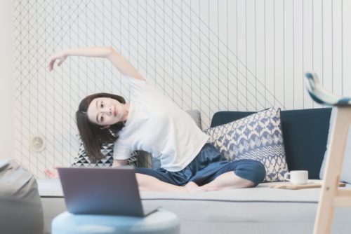 室内運動をする女性