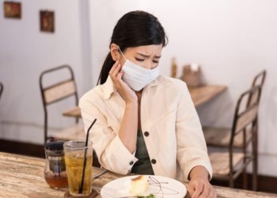 肌悩みの原因になるマスク生活をする女性