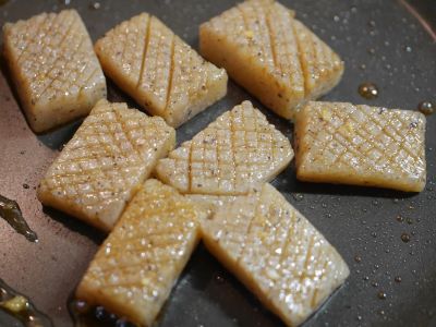 フライパンでこんにゃくを焼く様子