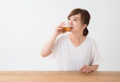 はと麦茶を飲む女性