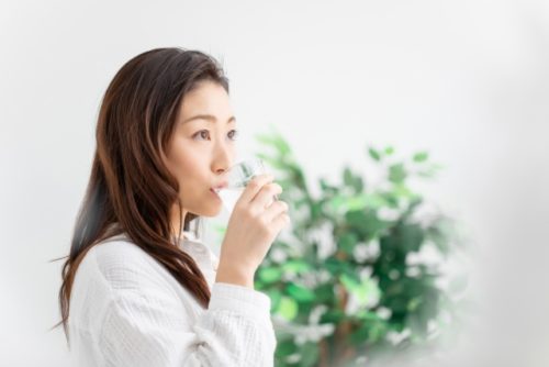 サプリメントを飲む女性