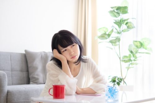 パラベンは安全性が低いのか考える女性