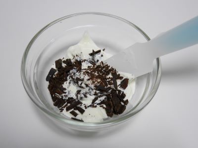 ヨーグルトとチョコレートを混ぜる様子