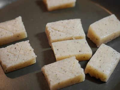 切り込みをいれたこんにゃく