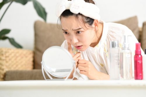 毛穴の開きが気になる女性