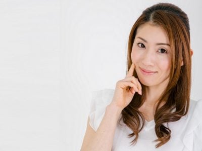 洗顔料の選び方を説明する女性
