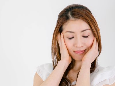 正しい知識で保湿する女性