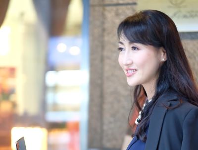 50代でもシワが目立たない高岡よしみさん