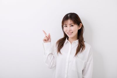 酸化亜鉛の安全性について紹介する女性