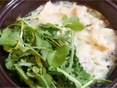 豚肉と野菜を煮込む様子
