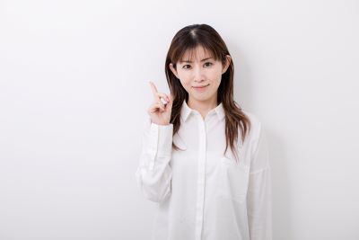 20代のお肌の特徴や肌質を教える女性