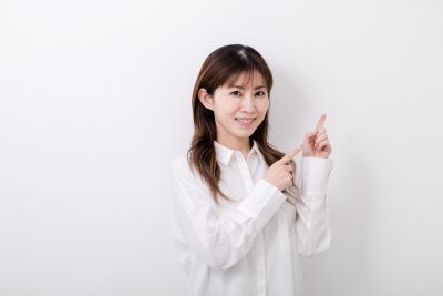 水の美容効果を説明する女性