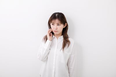 ひび割れとあかぎれについて考える女性