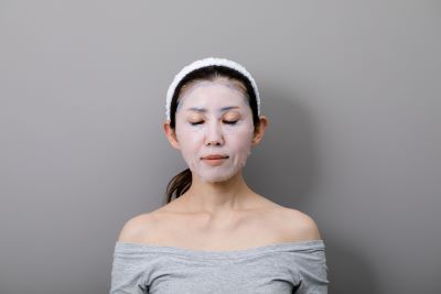 フェイスマスクでスペシャルケアをしている女性