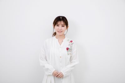 研究結果を説明する女性